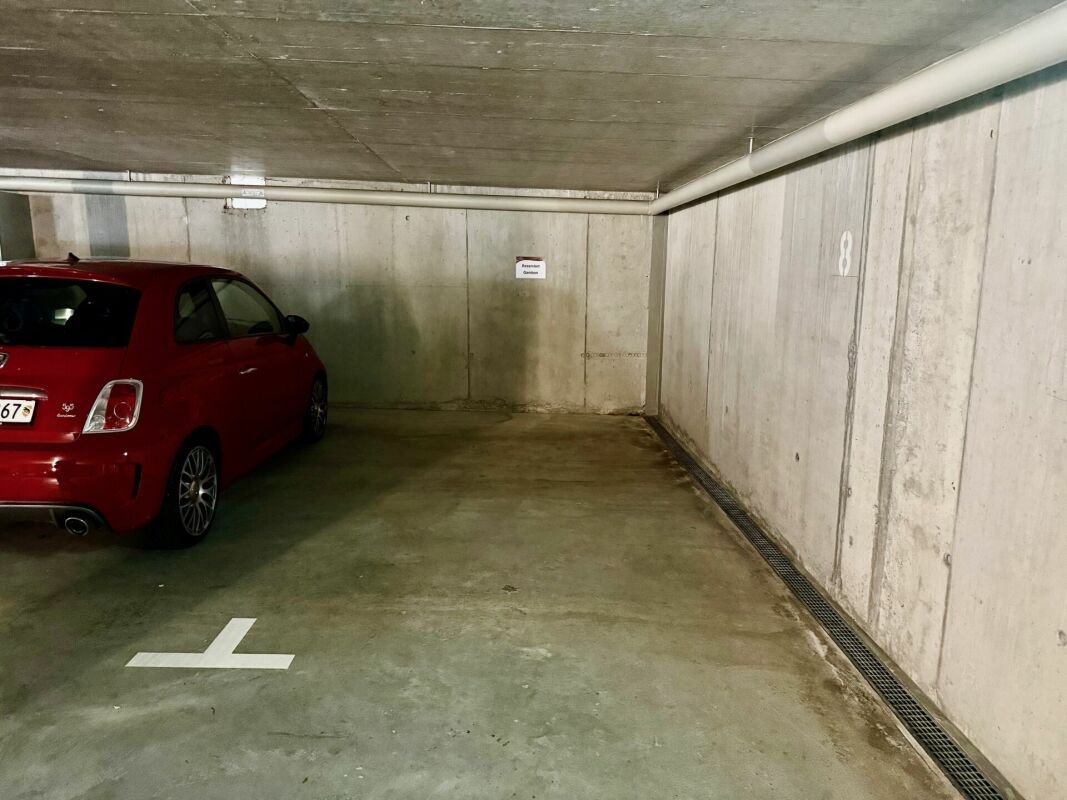 Rüfenacht BE: Einstellhallenplatz  Rüfenacht BE: Einstellhallenplatz