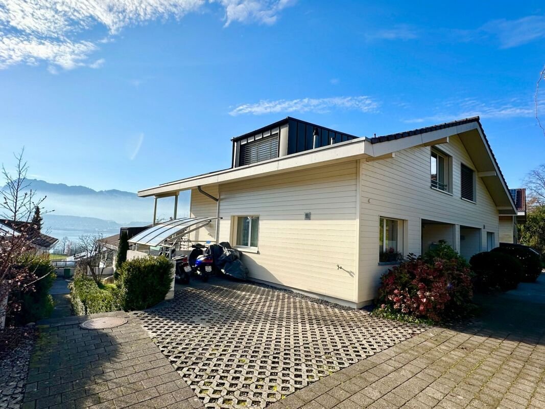 Sonniges und modernes 5.5-Zimmer Doppeleinfamilienhaus in Oberhofen