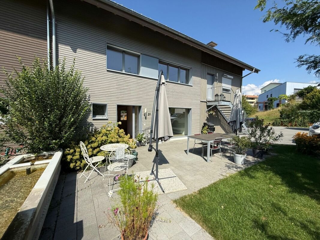 Modernes Generationenhaus mit einer 5.5-Zimmerwohnungen und einer 2.5-Zimmerwohnung