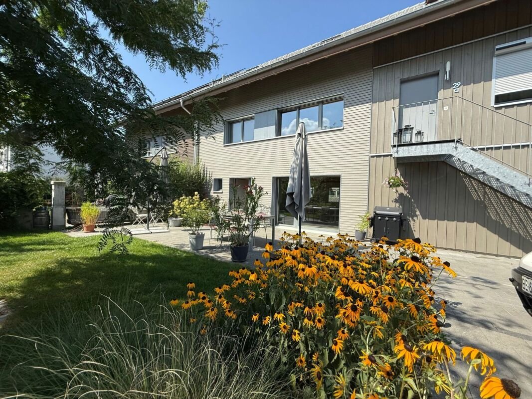 Modernes Generationenhaus mit einer 5.5-Zimmerwohnungen und einer 2.5-Zimmerwohnung