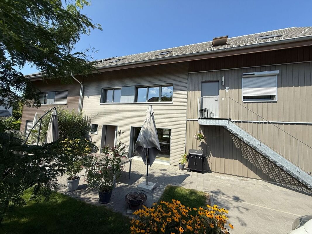 Modernes Generationenhaus mit einer 5.5-Zimmerwohnungen und einer 2.5-Zimmerwohnung