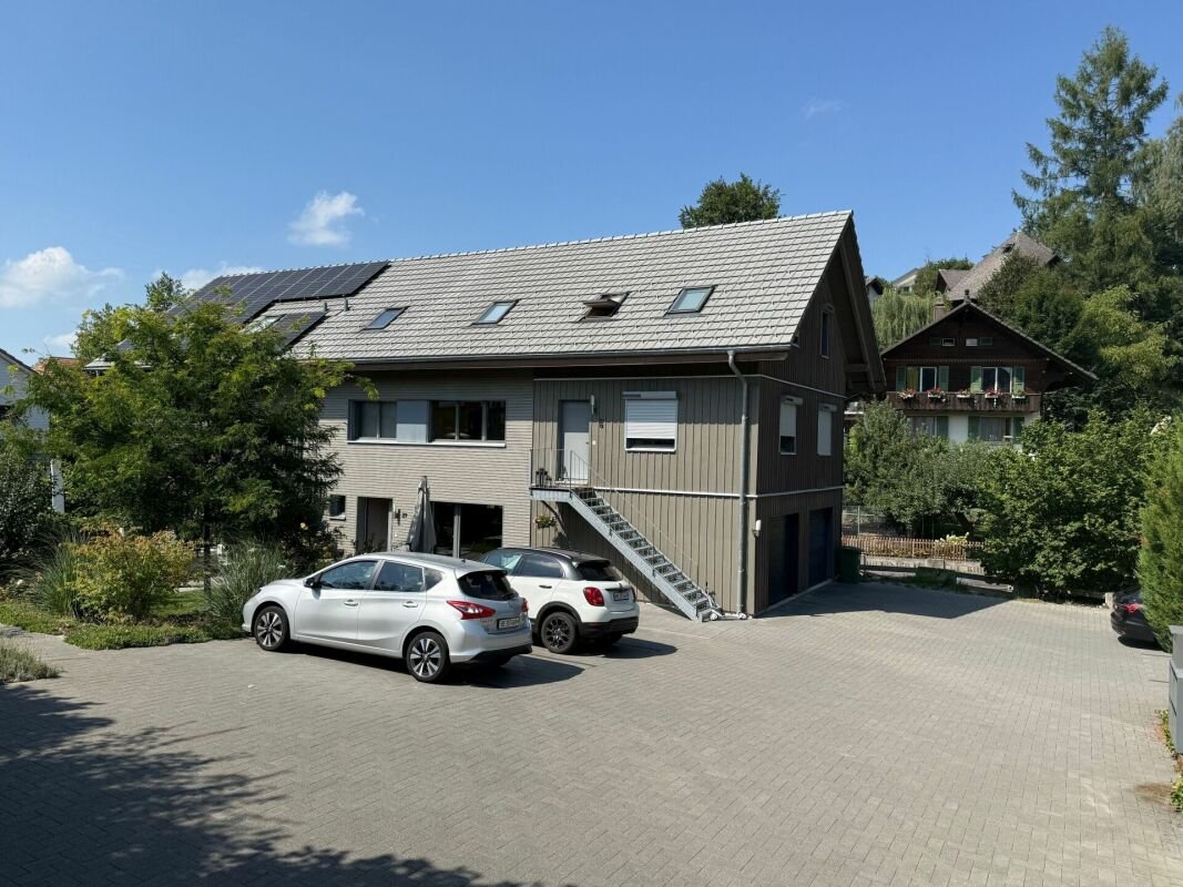 Modernes Generationenhaus mit einer 5.5-Zimmerwohnungen und einer 2.5-Zimmerwohnung