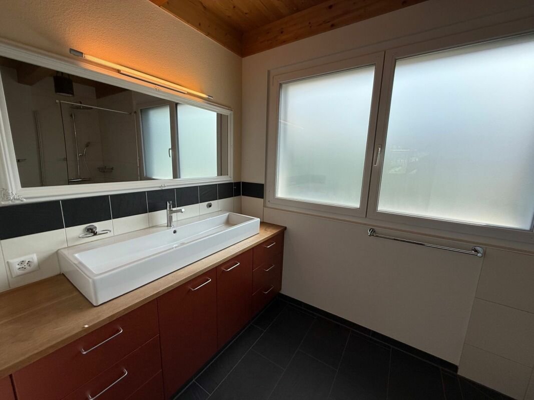 Modernes Generationenhaus mit einer 5.5-Zimmerwohnungen und einer 2.5-Zimmerwohnung